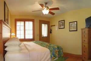 bodees_bungalow_put_in-bay_premier_rooms_bed